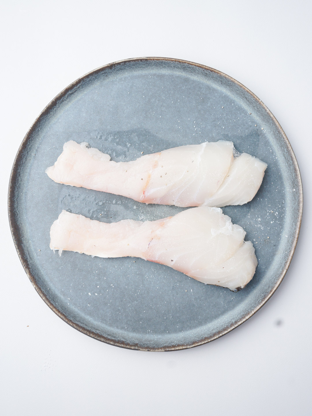 白身魚のムニエルに粒マスタードレモンソースをかけた洋風メインディッシュ