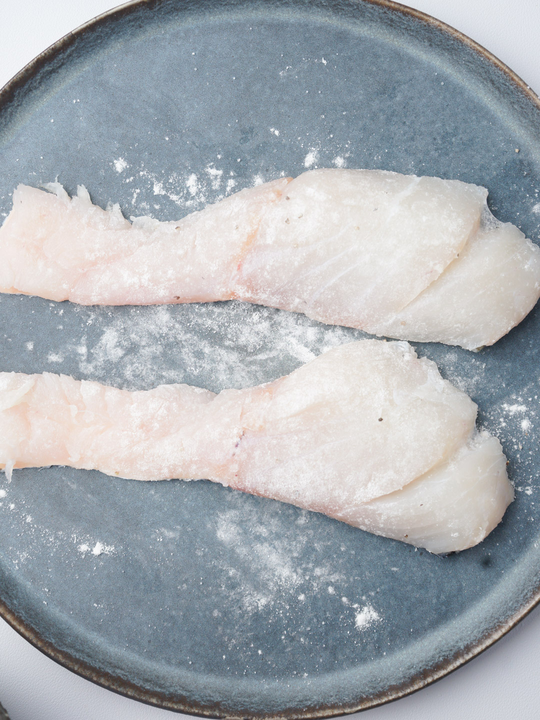 白身魚のムニエルに粒マスタードレモンソースをかけた洋風メインディッシュ