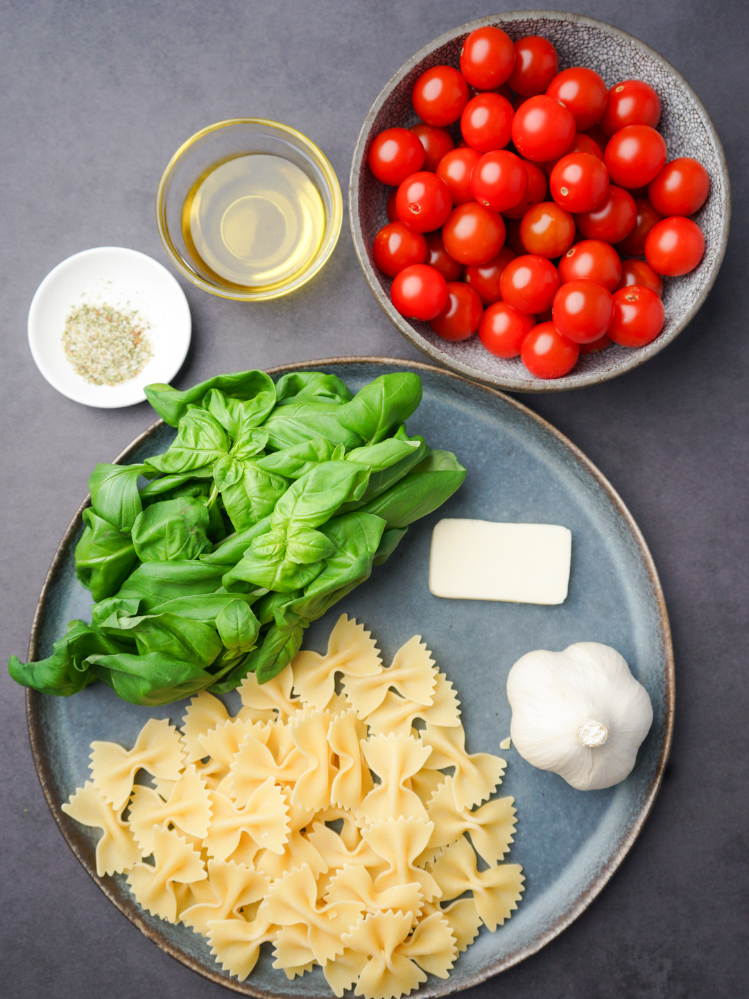 フレッシュトマトとバジルで作る簡単ファルファッレパスタ