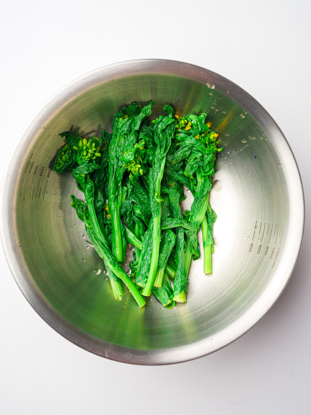菜の花と半熟卵のサラダ。レモンドレッシングで楽しむ春野菜のデリ風レシピ