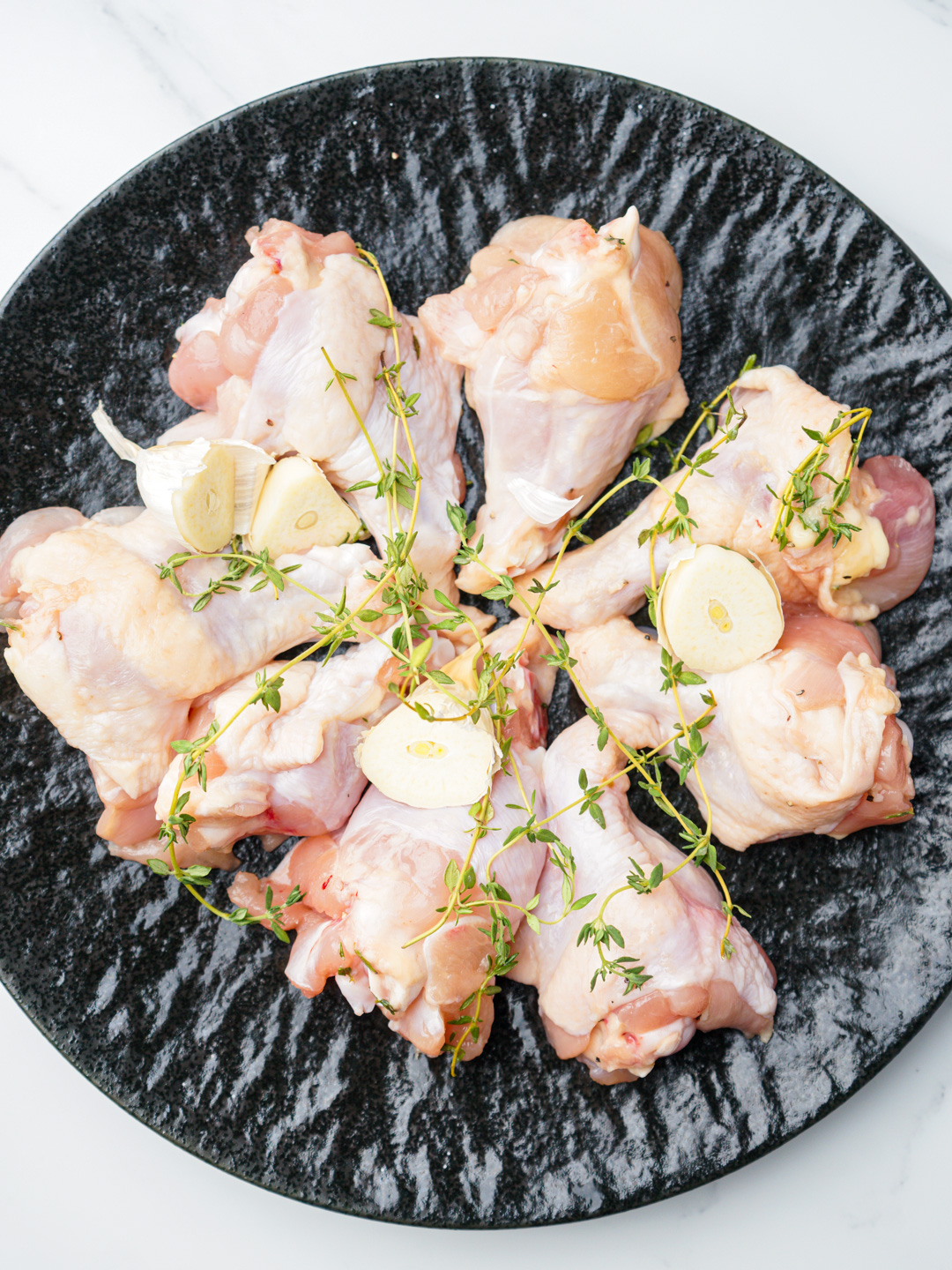 レモンとタイムで香り付けした骨付き鶏もも肉のローストチキン