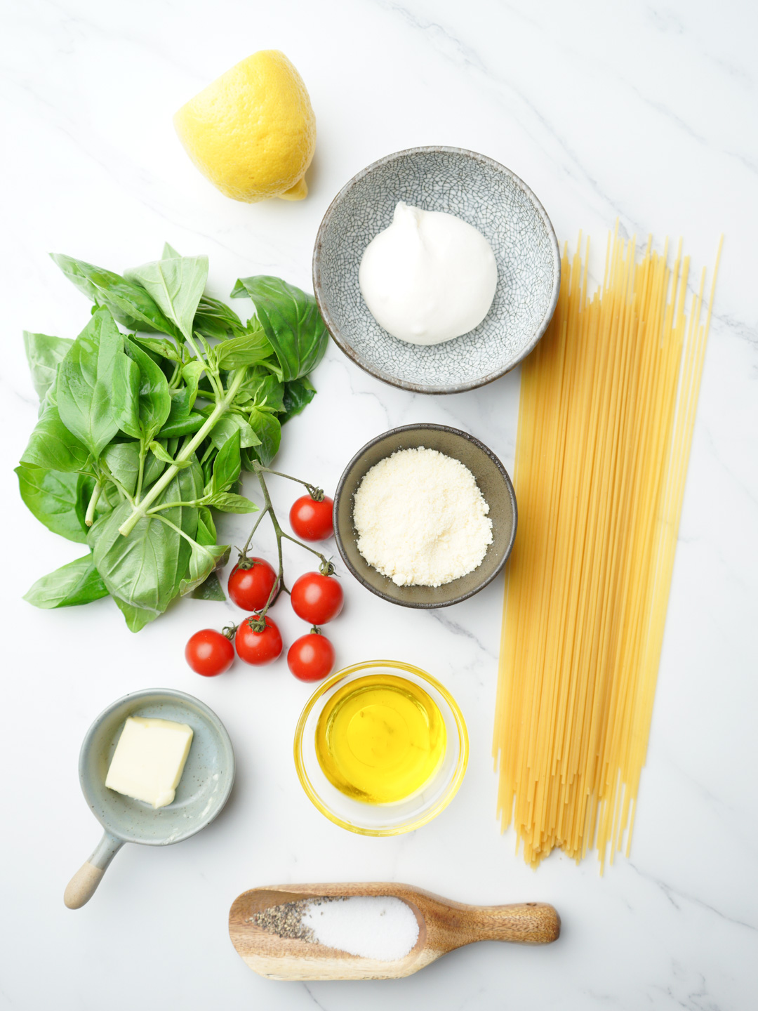 ブッラータチーズをのせたバジルとミニトマトのパスタ