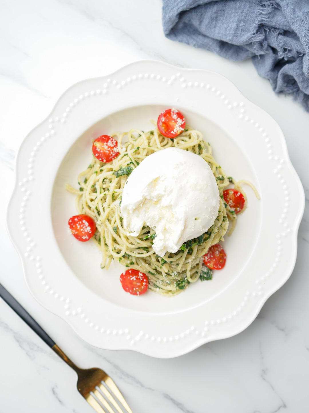 ブッラータチーズをのせたバジルとミニトマトのパスタ